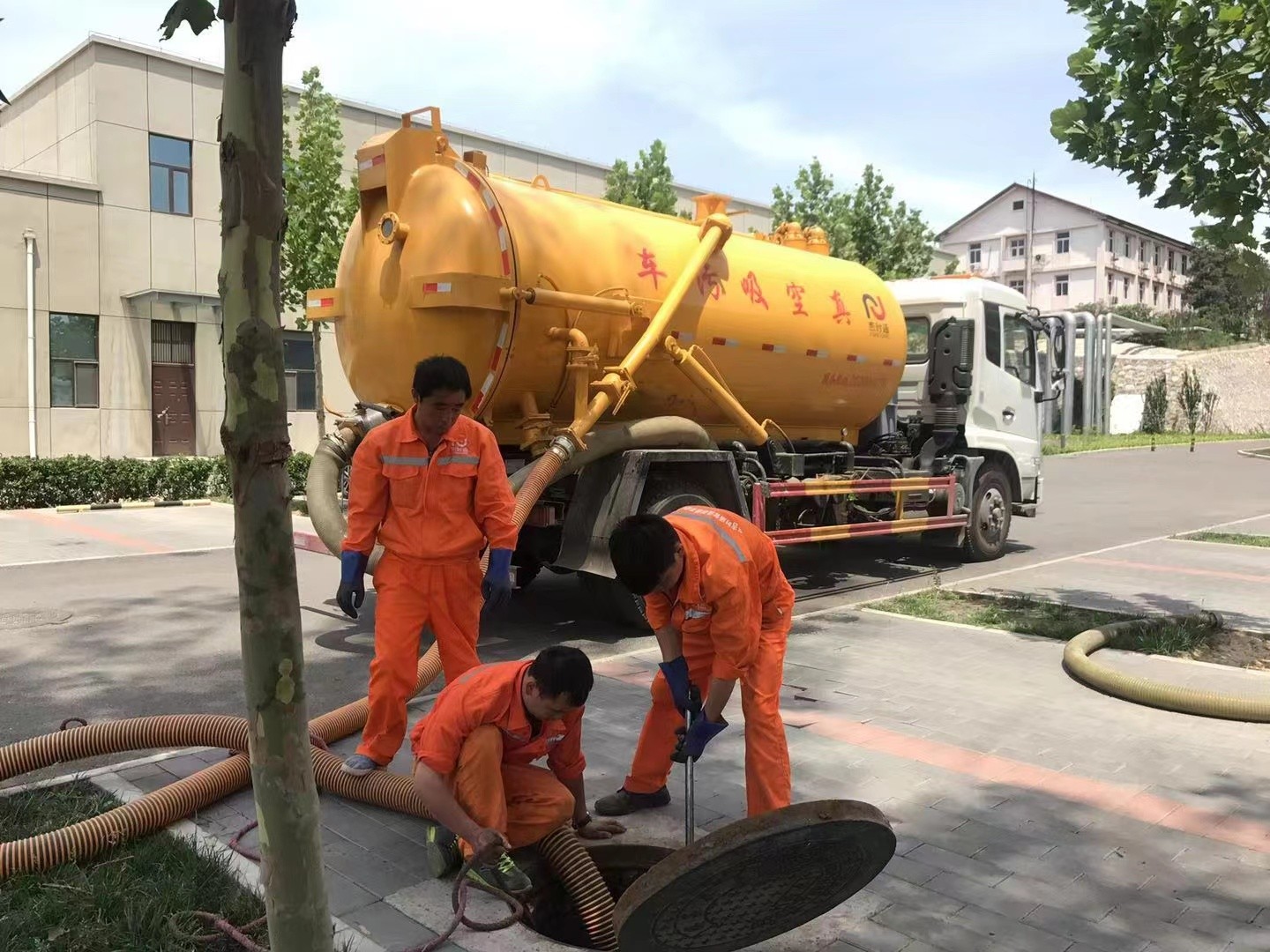 龙河镇管道疏通车停在窨井附近