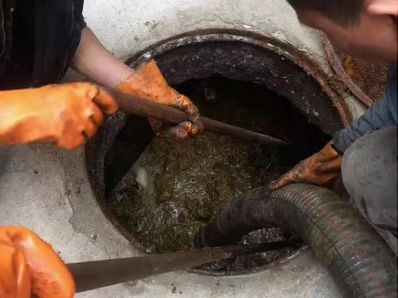 龙河镇清理化粪池时如何避免沼气的危害?